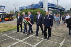 2jako-druga-sklada-kwiaty-Solidarnosc-powojenna-w-towarzystwie-bylej-dyrekcji-i-obecnego-Regionu-